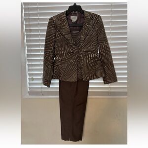 Beautiful ADRIANNA PAPELL 3 Piece
Women Pants Suit.Brawn 100% Silk Size
8